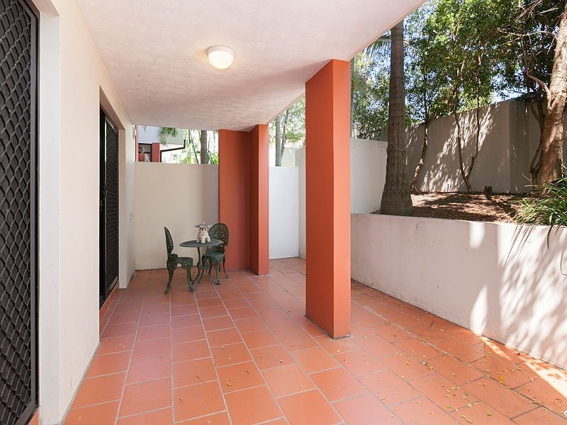 2/194 Carmody Road, St Lucia QLD 4067