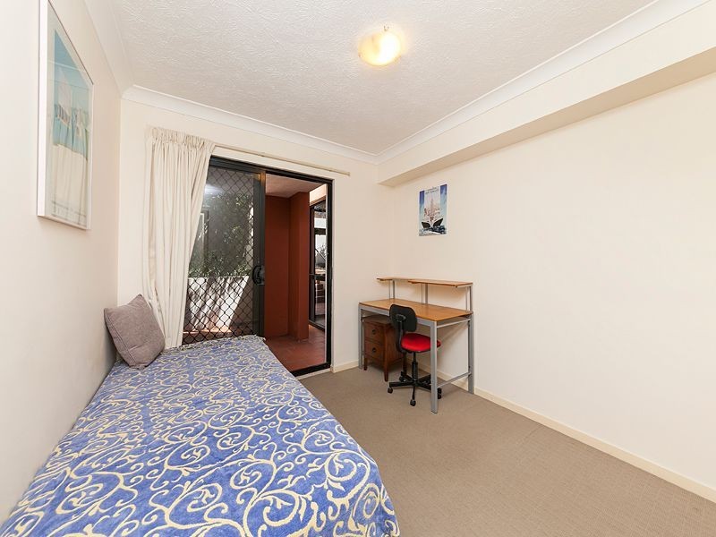 2/194 Carmody Road, St Lucia QLD 4067