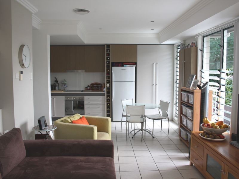 2/106 Carmody Road, St Lucia QLD 4067