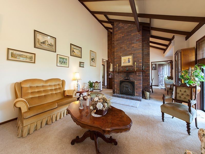 10 Hendos Place, Moggill QLD 4070