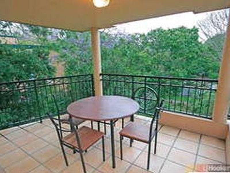 8/260 Sir Fred Schonell Drive, St Lucia QLD 4067