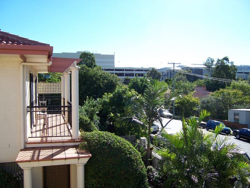 1/12 Grosvenor Road, Indooroopilly QLD 4068