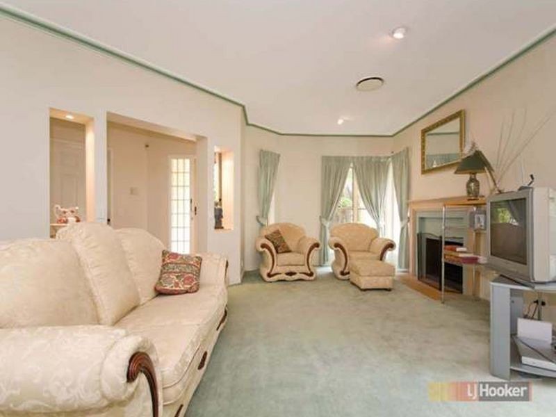 2 Candlebark Crescent, Chapel Hill QLD 4069