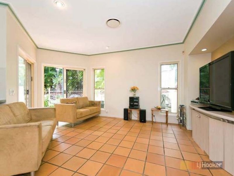 2 Candlebark Crescent, Chapel Hill QLD 4069