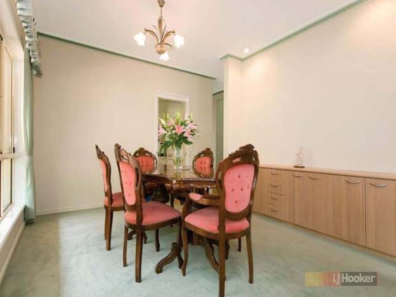2 Candlebark Crescent, Chapel Hill QLD 4069