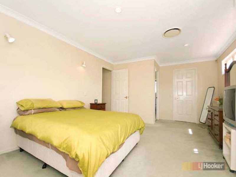 2 Candlebark Crescent, Chapel Hill QLD 4069
