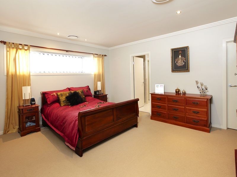 4 Barcoo Crescent, Sinnamon Park QLD 4073