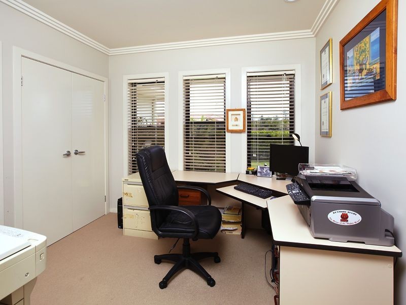4 Barcoo Crescent, Sinnamon Park QLD 4073