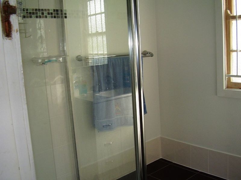 87 Tenth Avenue, St Lucia QLD 4067