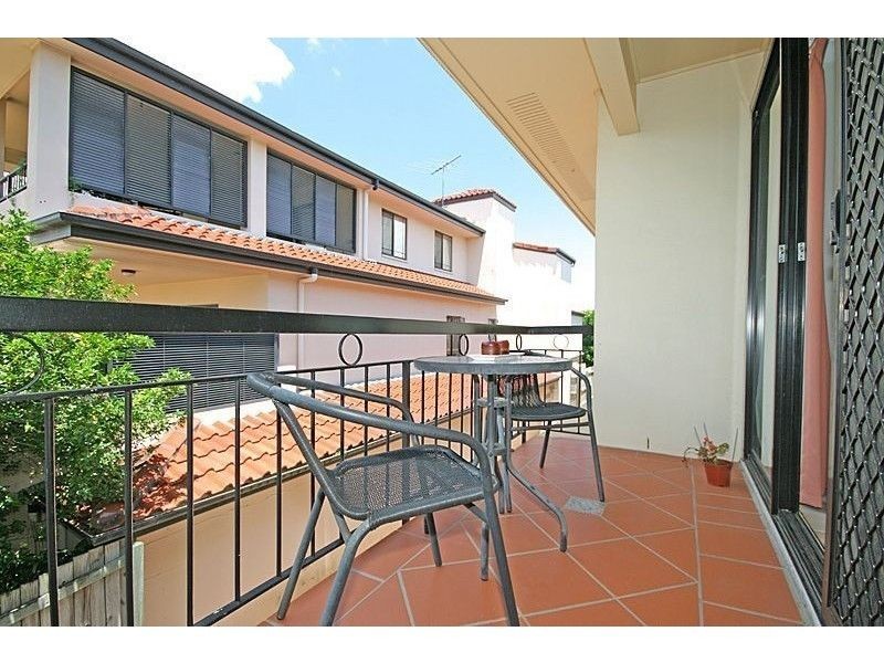 2/31 Sisley Street, St Lucia QLD 4067