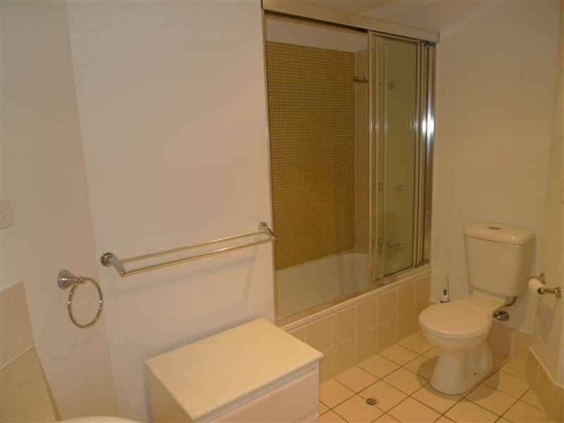 24/11 Grosvenor Road, Indooroopilly QLD 4068