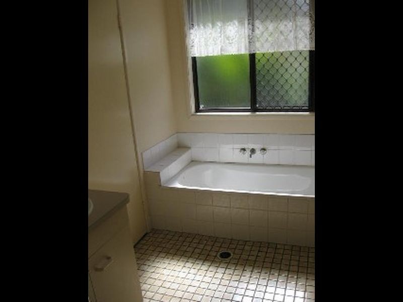 5 Ootana Street, Chapel Hill QLD 4069