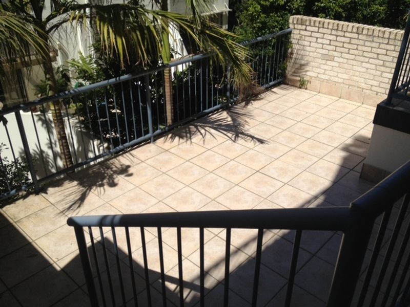 2/9 Railway Avenue, Indooroopilly QLD 4068