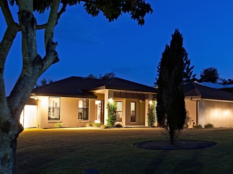 16 Bowness Close, Sinnamon Park QLD 4073
