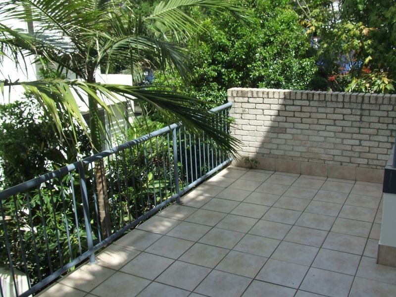 2/9 Railway Avenue, Indooroopilly QLD 4068