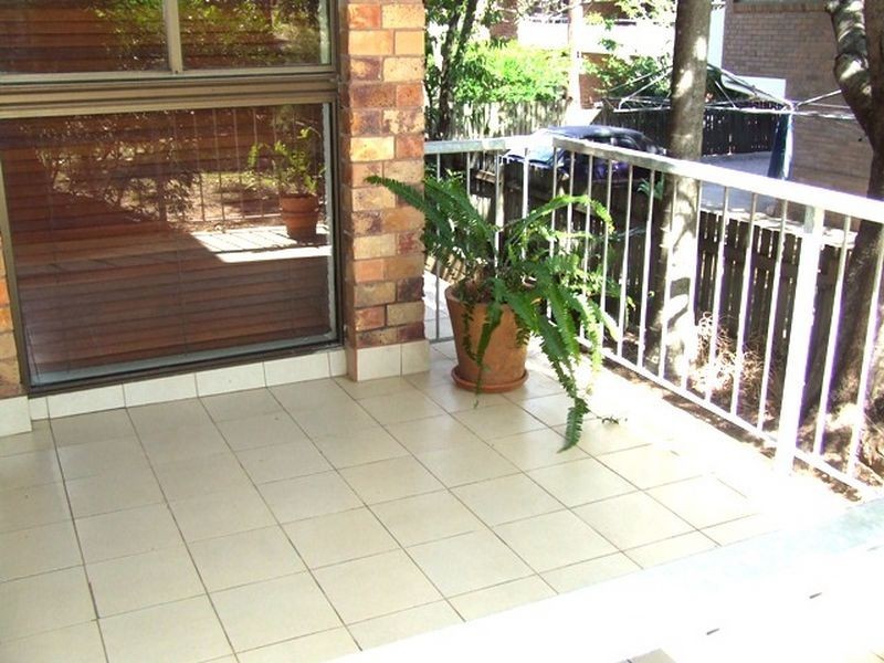 2/21 Depper Street, Toowong QLD 4066