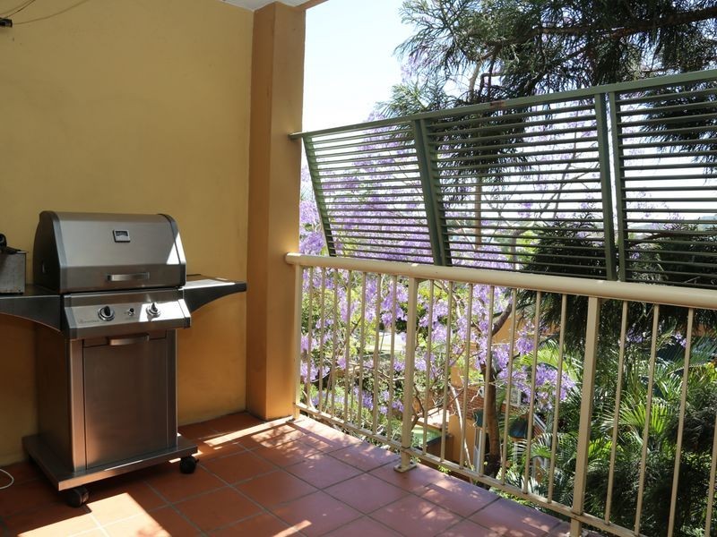 2/15 Clarence Road, Indooroopilly QLD 4068