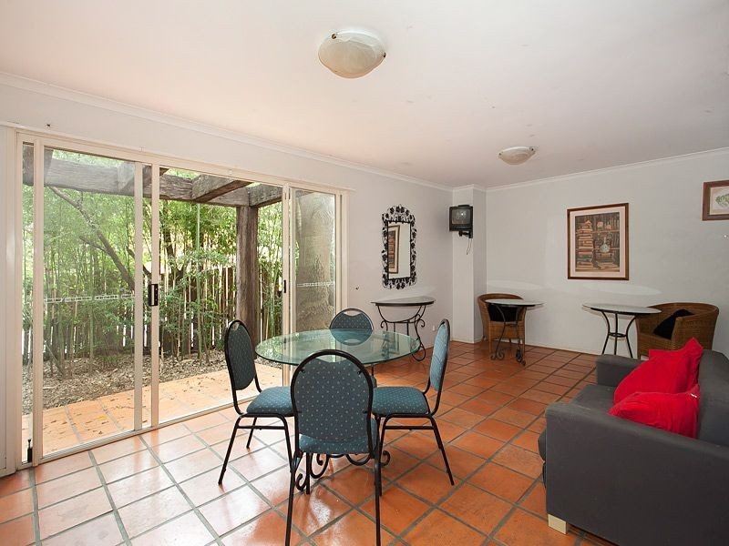 10/74A Sir Fred Schonell Drive, St Lucia QLD 4067