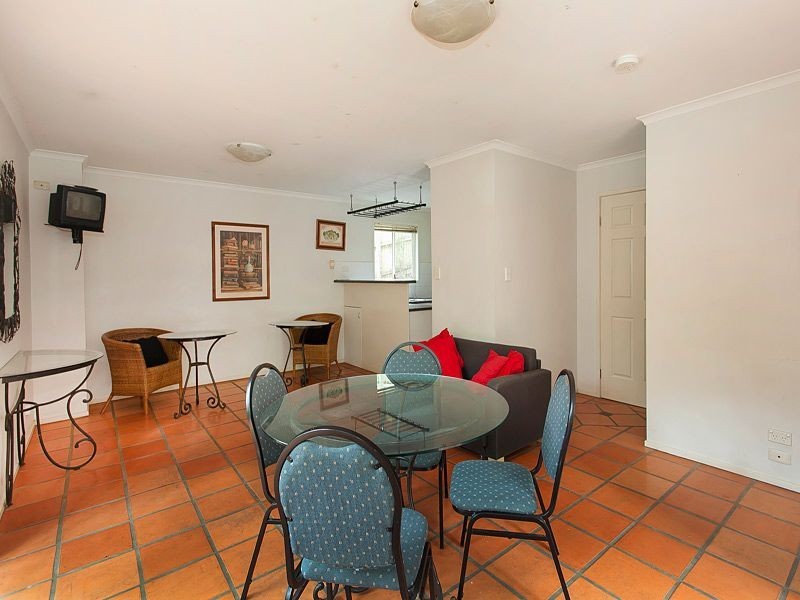 10/74A Sir Fred Schonell Drive, St Lucia QLD 4067