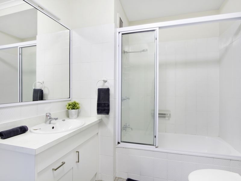 8/8 Carr Street, St Lucia QLD 4067