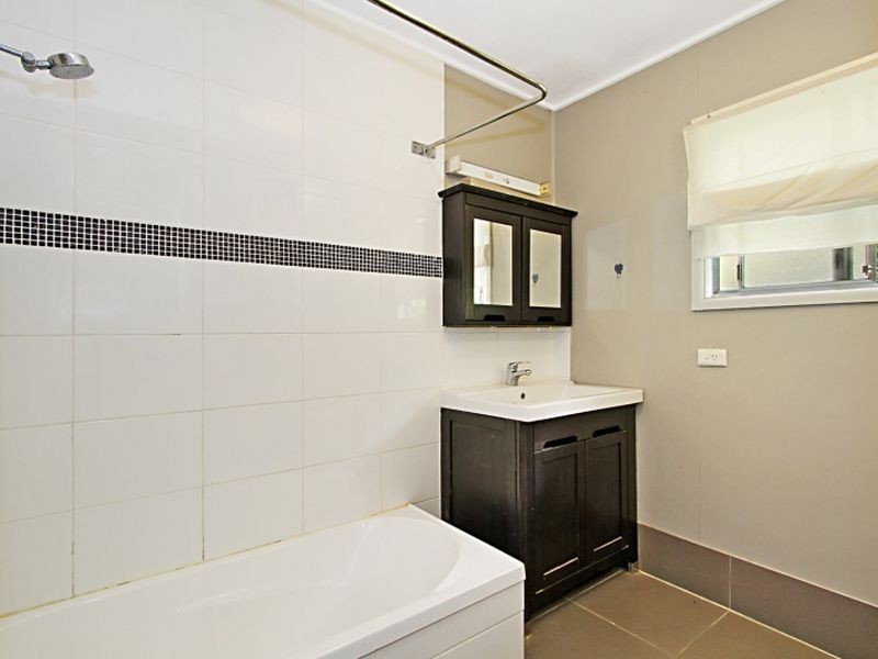 1 Dewrang Street, Chapel Hill QLD 4069