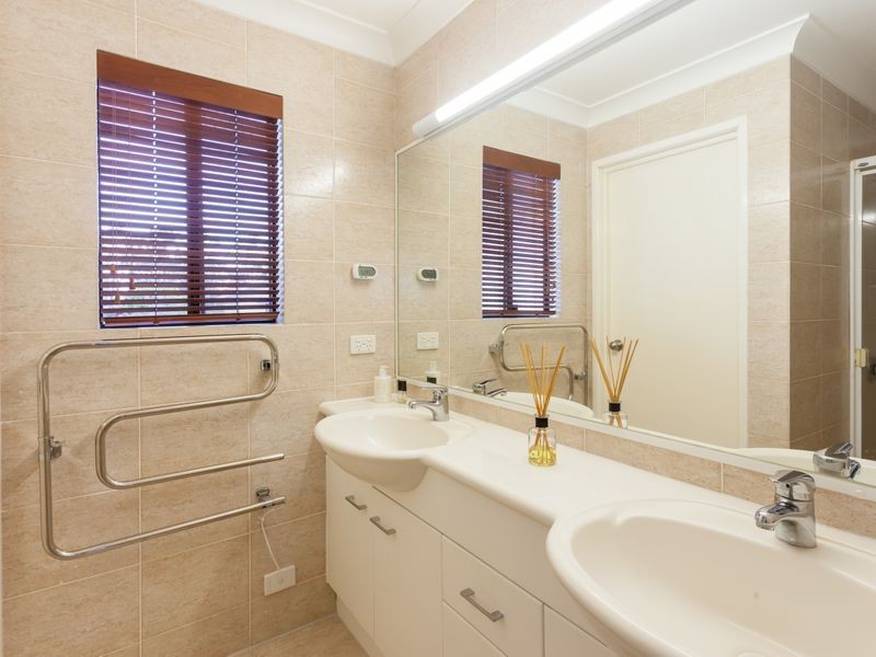 82 Seventh Avenue, St Lucia QLD 4067