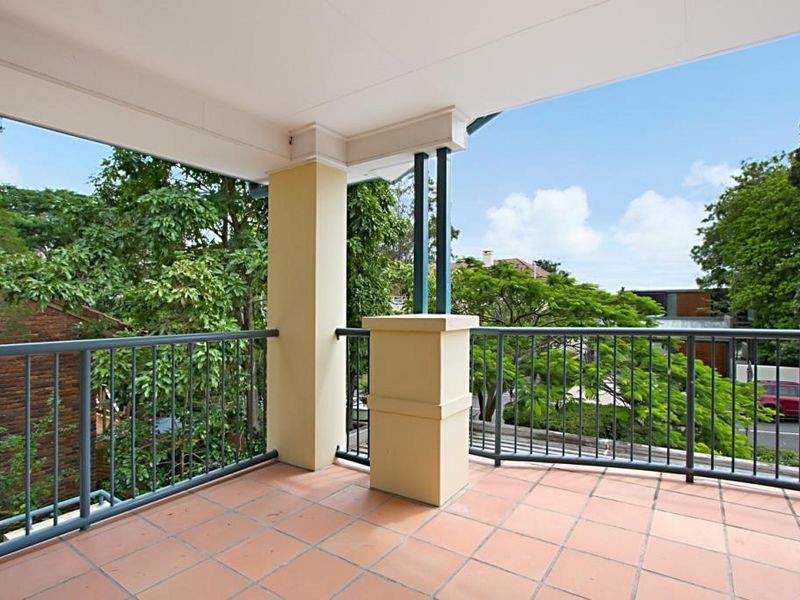 7/9 Jerdanefield Road, St Lucia QLD 4067