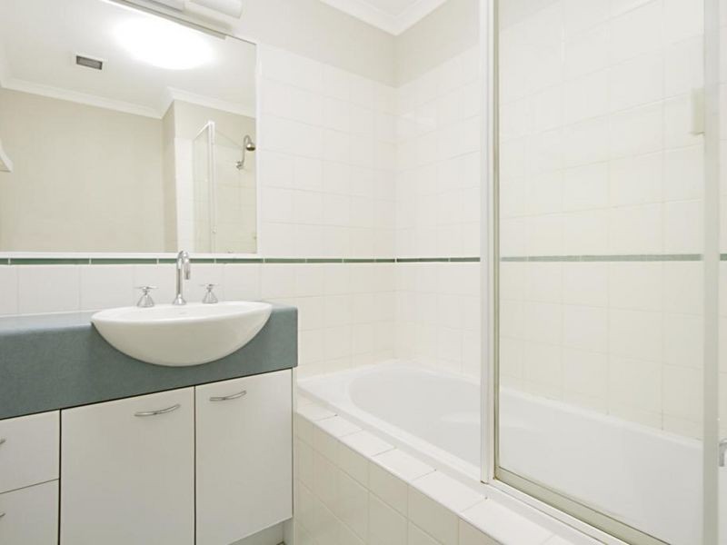 7/9 Jerdanefield Road, St Lucia QLD 4067