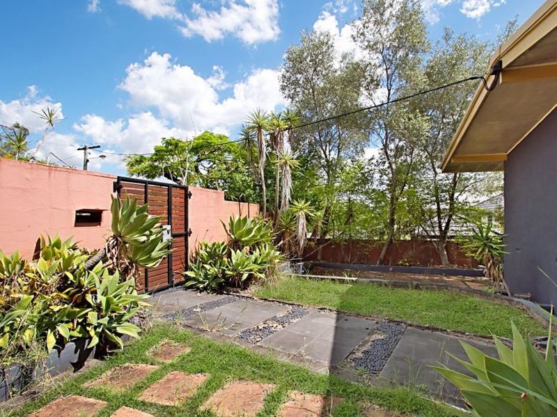 23 Fifth Avenue, St Lucia QLD 4067