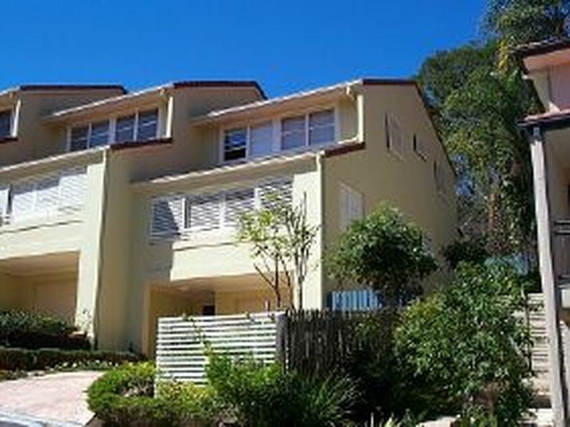 25 Dengate Lane, St Lucia QLD 4067