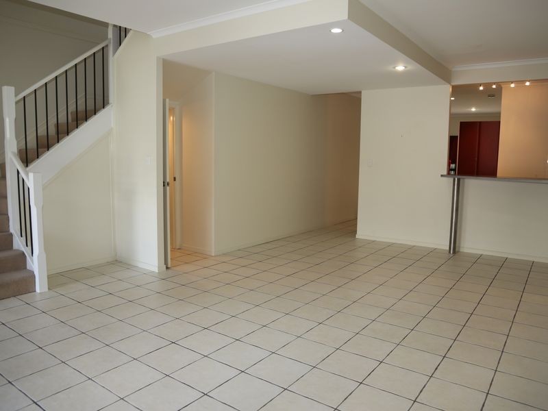 2/76 Armadale Street, St Lucia QLD 4067