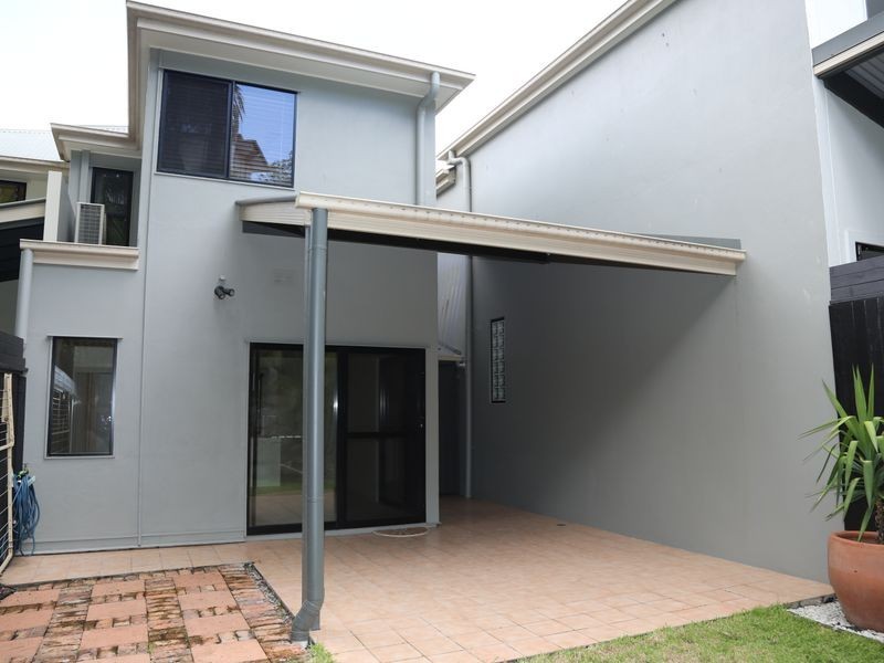 2/76 Armadale Street, St Lucia QLD 4067