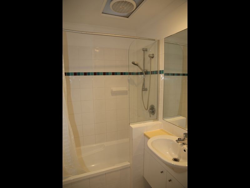 2/76 Armadale Street, St Lucia QLD 4067