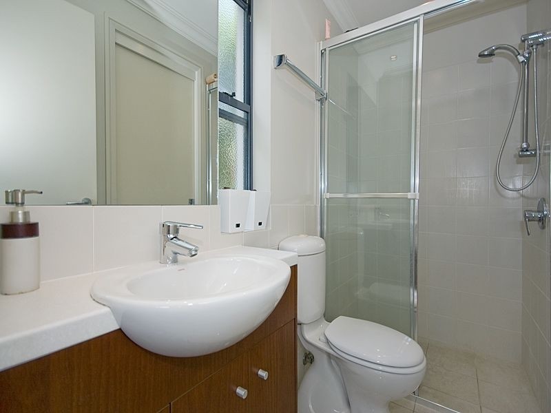 2/60 Kensington Terrace, Toowong QLD 4066