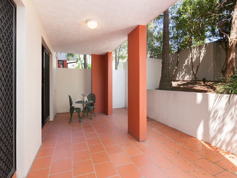 2/194 Carmody Road, St Lucia QLD 4067
