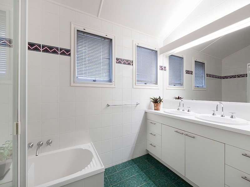 42 Gilruth Road, Kenmore QLD 4069