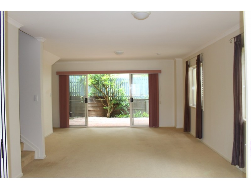 25 Dengate Lane, St Lucia QLD 4067