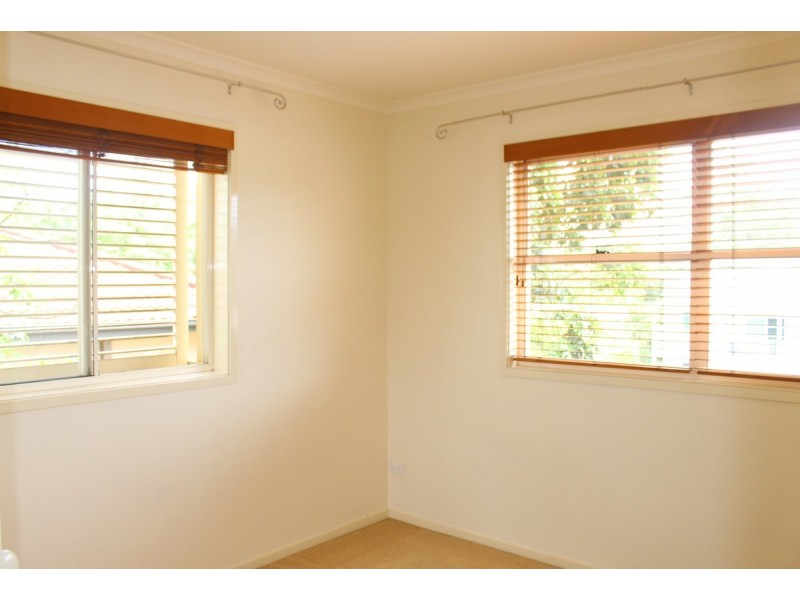 25 Dengate Lane, St Lucia QLD 4067