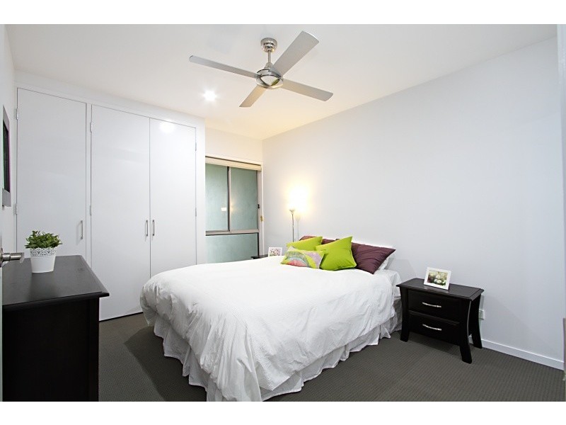 2/4 Carmody Road, St Lucia QLD 4067