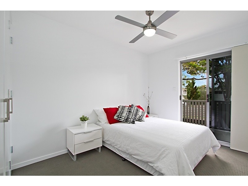 2/4 Carmody Road, St Lucia QLD 4067