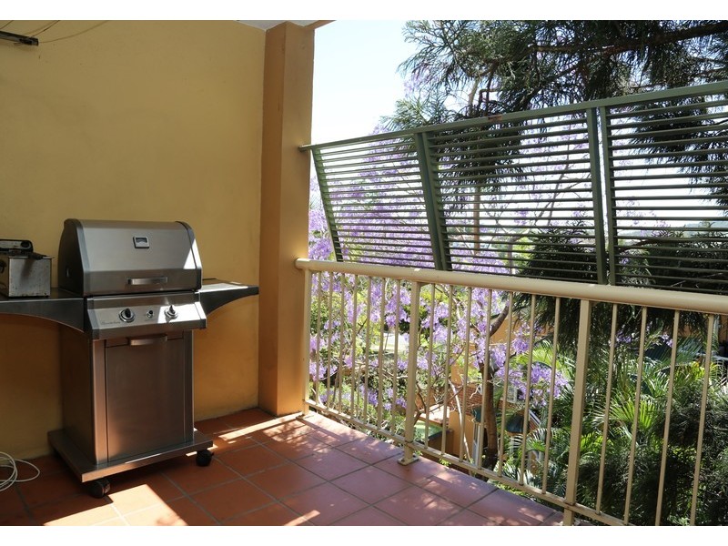 2/15 Clarence Road, Indooroopilly QLD 4068