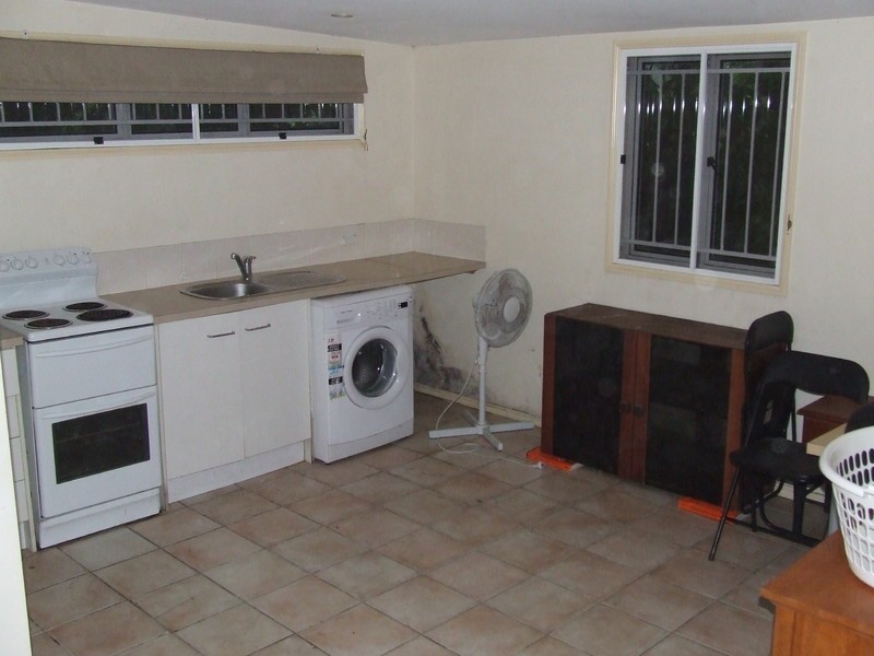 64 Dengate Lane, St Lucia QLD 4067