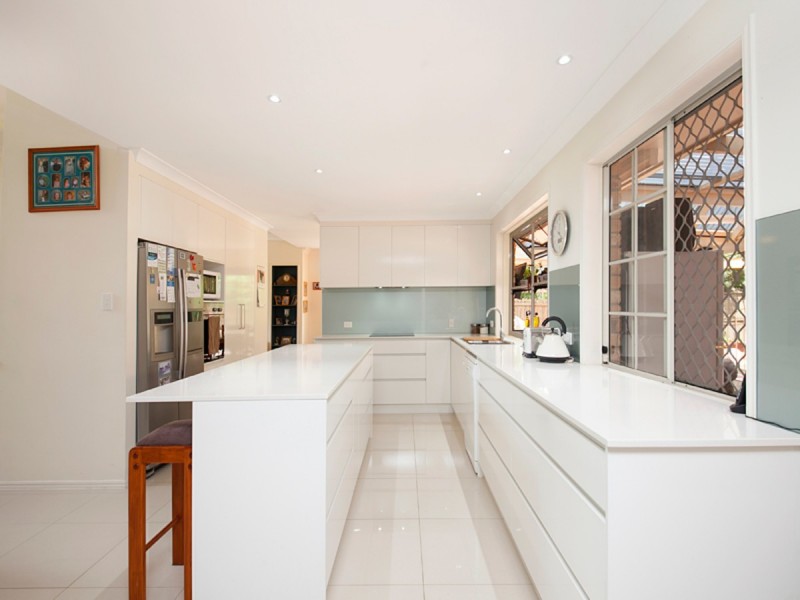 16 Campbell Crescent, Bellbowrie QLD 4070