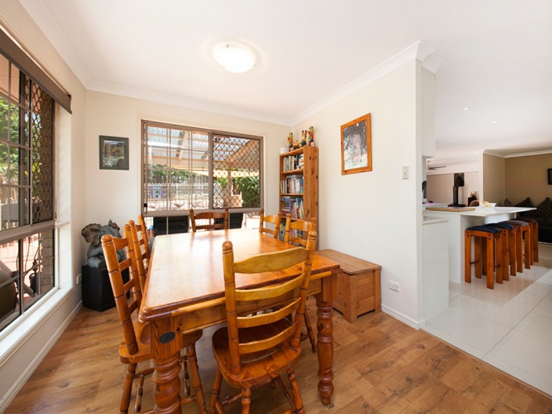 16 Campbell Crescent, Bellbowrie QLD 4070