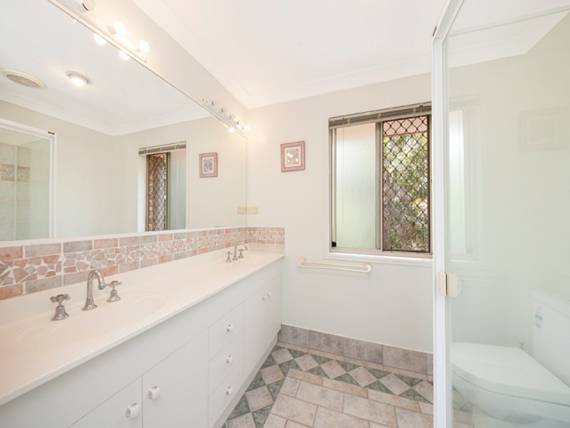 16 Campbell Crescent, Bellbowrie QLD 4070