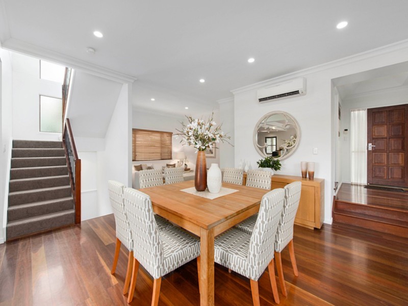 16 Oxford Terrace, Taringa QLD 4068