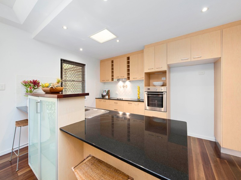 16 Oxford Terrace, Taringa QLD 4068