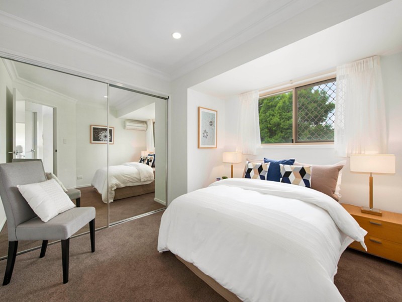 16 Oxford Terrace, Taringa QLD 4068