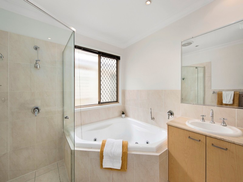 16 Oxford Terrace, Taringa QLD 4068