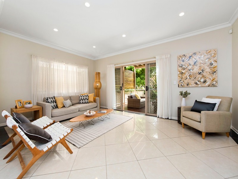 16 Oxford Terrace, Taringa QLD 4068